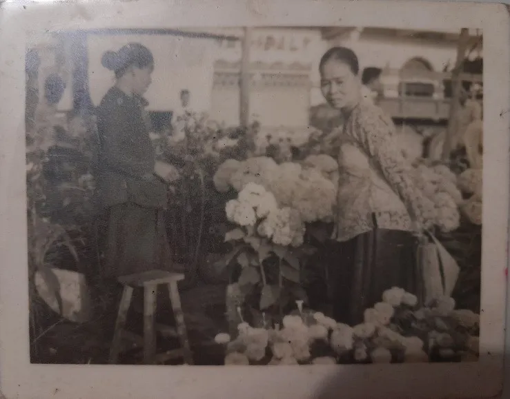 Má đi chợ bông tết Mậu Thân 1968 - Bến Ninh Kiều. Ảnh tác giả cung cấp