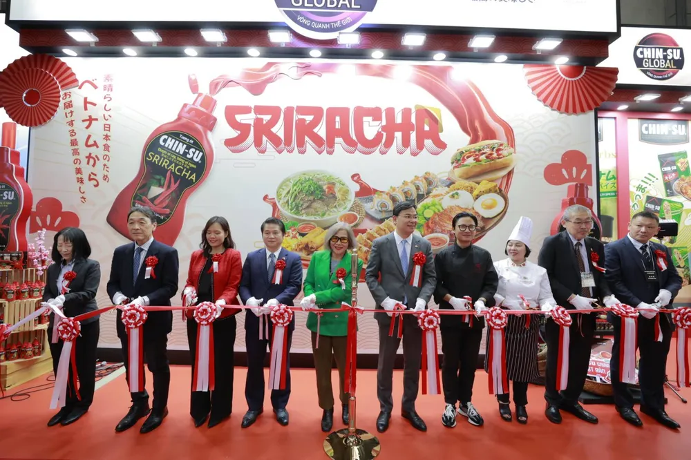 1dai-dien-cong-ty-masan-consumer-va-cac-dai-bieu-cat-bang-khai-truong-gian-hang-chin-su-tai-foodexjpg-2047.jpg