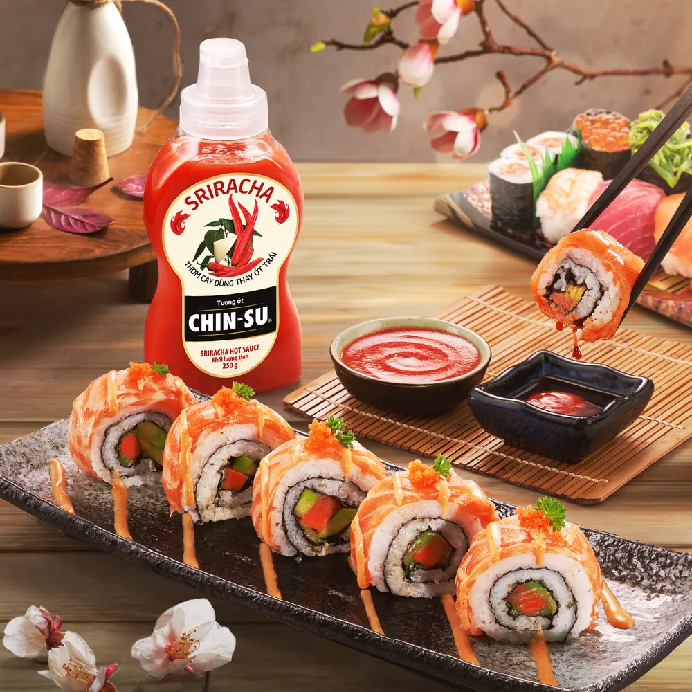 tuong-ot-chin-su-siracha-ket-hop-cung-sushi-khien-cac-khach-tham-quan-thich-thu-3448.png
