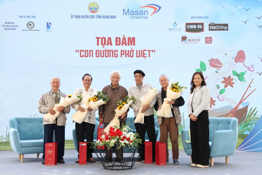 anh-4ba-dinh-hong-van-gd-marketing-cap-cao-cua-cong-ty-masan-consumer-don-vi-dong-hanh-to-chuc-tang-hoa-cho-cac-dien-gia-7958.jpeg