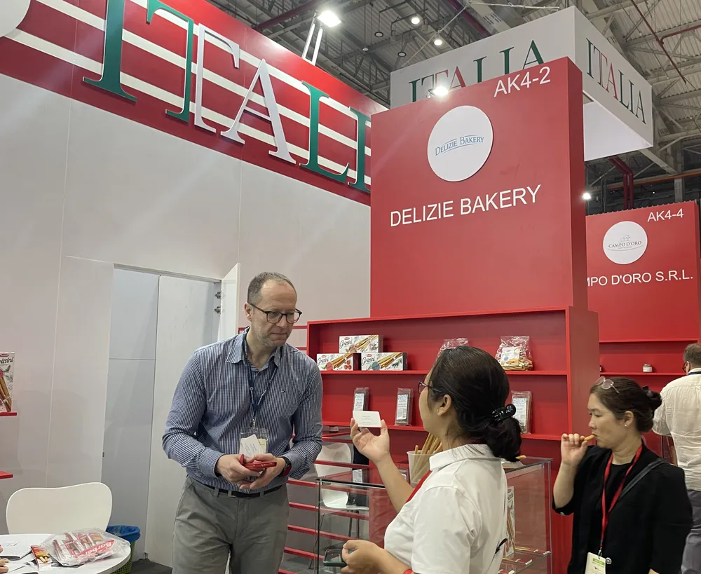 Nhiều công ty Việt Nam trao đổi thông tin với doanh nghiệp Ý tại triển lãm.JPG.JPG