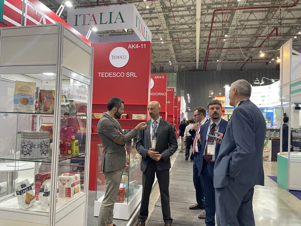 Ông Fabio De Cillis, Giám đốc Thương vụ Ý tại Việt Nam (người đứng thứ hai từ trái sang) trao đổi với các doanh nghiệp Ý để quảng bá sản phẩm đến người tiêu dùng Việt Nam.JPG