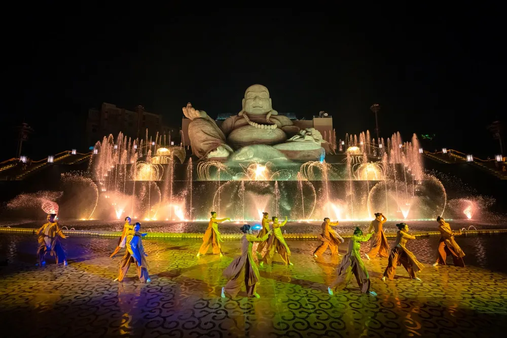 Múa trước Tôn tượng.jpg