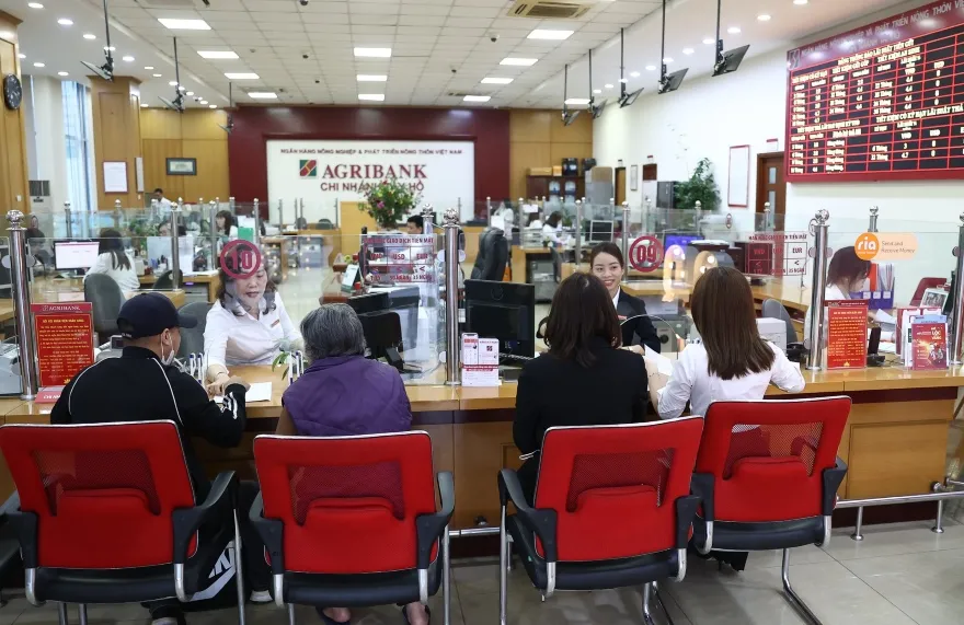 Cán bộ, nhân viên, người lao động Agribank luôn chủ động cập nhật thông tin, nâng cao kiến thức nghiệp vụ, giúp nhiều khách hàng thoát khỏi các vụ lừa đảo qua mạng