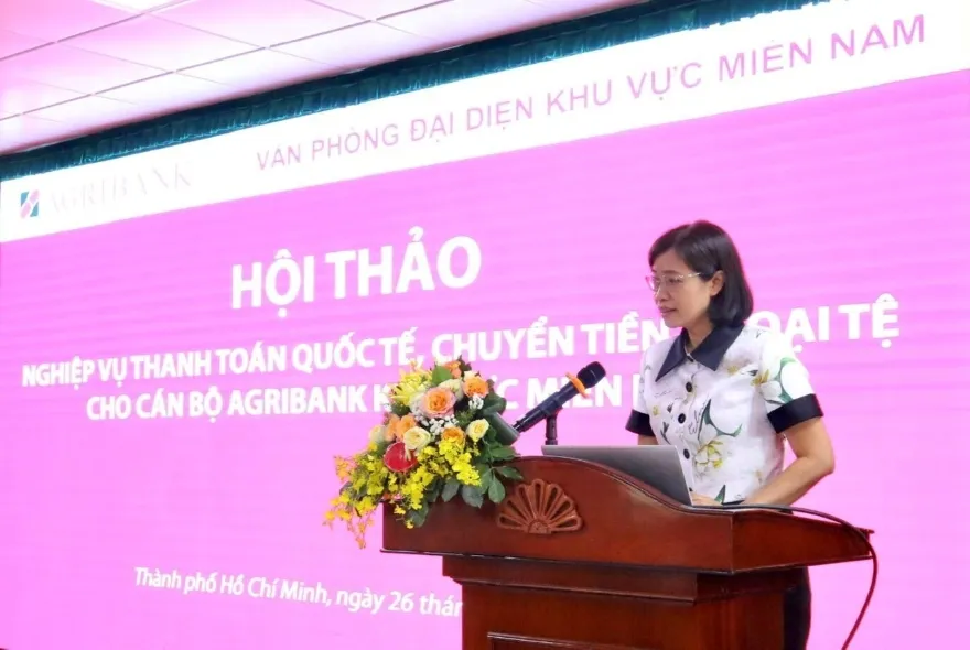 Bà Trương Thị Ánh Tuyết - Phó Trưởng VPĐD Agribank khu vực miền Nam phát biểu tại Hội thảo