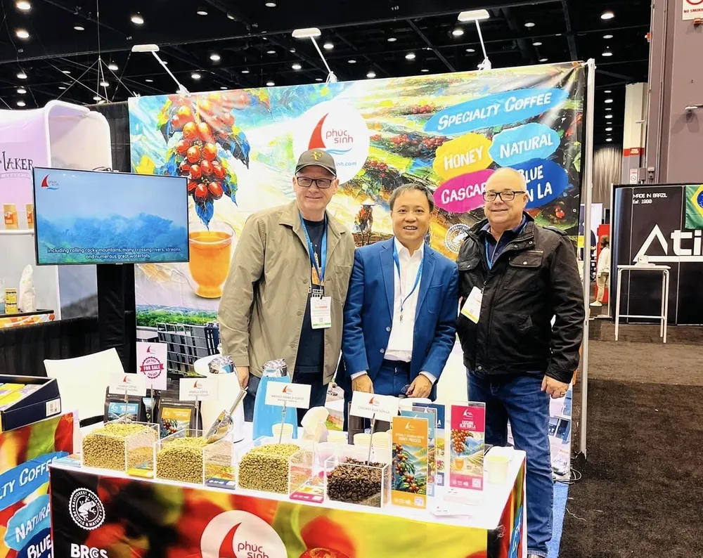 ông Phan Minh Thông, Chủ tịch Hội đồng quản trị Phúc Sinh Group giới thiệu sản phẩm cà phê đặc sản tại sự kiện.jpg