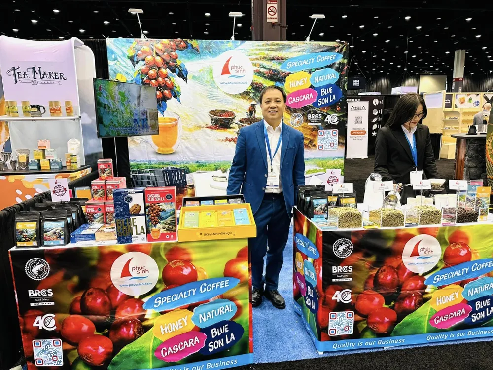 ông Phan Minh Thông, Chủ tịch Hội đồng quản trị Phúc Sinh Group khám phá ra được điều kỳ diệu từ hạt Arabica Sơn La..jpg