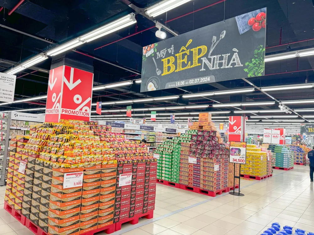 siêu thị đang cung cấp những mặt hàng thực phẩm phong phú theo chủ đề _Mỹ vị bếp nhà_ như rau củ, trái cây, thực phẩm tươi sống... với giá hấp dẫn.jpg