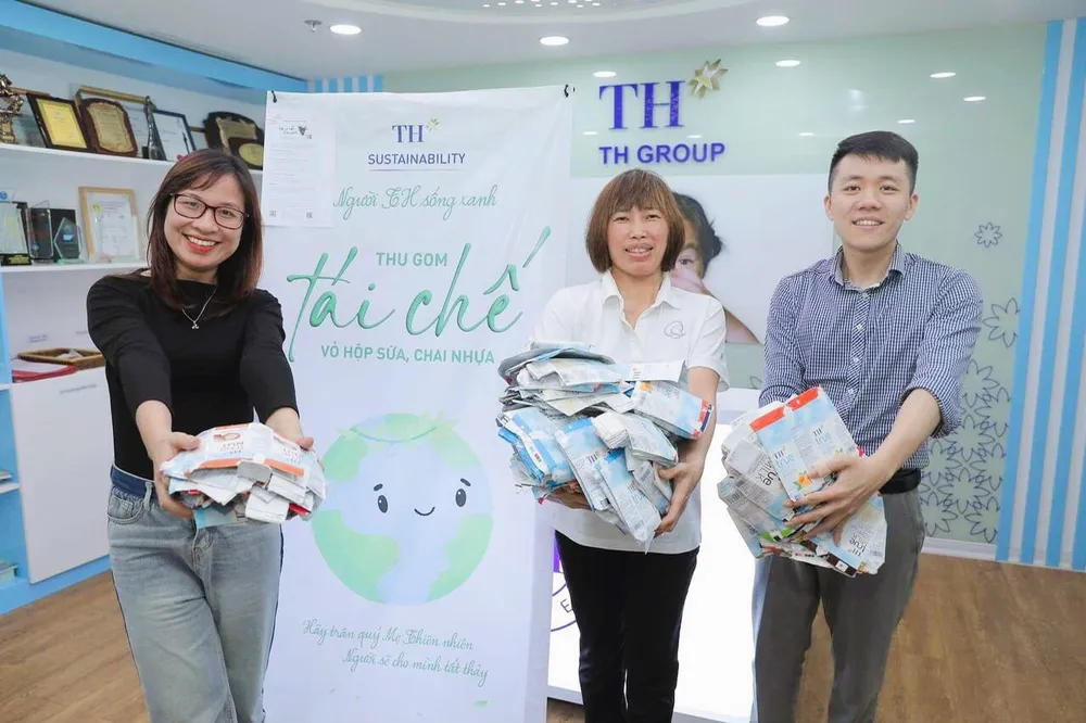 Người TH tái chế vỏ hộp.jpg