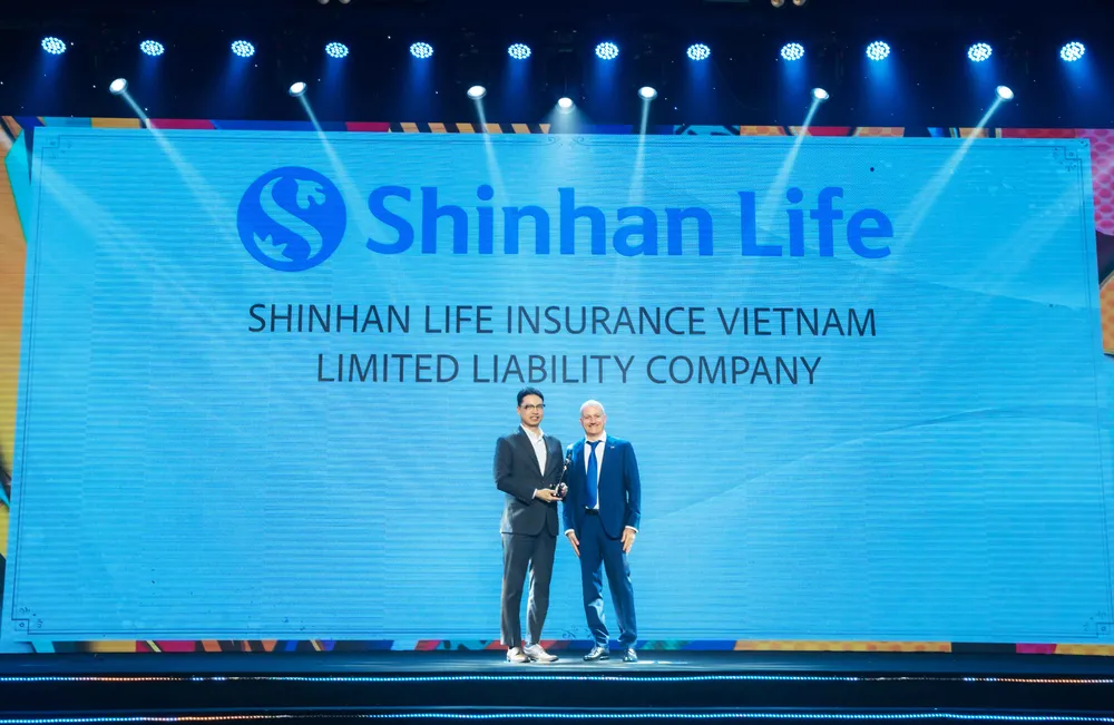TGĐ Shinhan Life nhận giải thưởng từ HR Asia.jpg