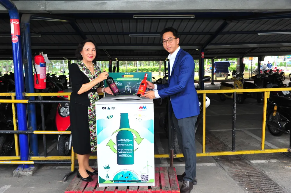 Các trạm thu gom rác thải điện tử, bao bì giấy, chai nhựa, đến lon nhôm được đặt tại trung tâm MM khuyến khích khách mua sắm tham gia vào hoạt động phân loại rác thải.jpg