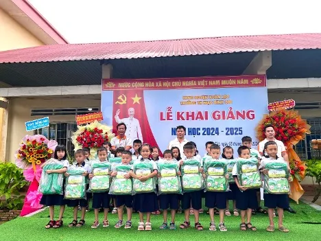 Học sinh trường Tiểu học Mạc Đĩnh Chi ( Đồng Nai) nhận món quà động viên của Japfa đúng vào ngày khai giảng năm học mới 59.jpg