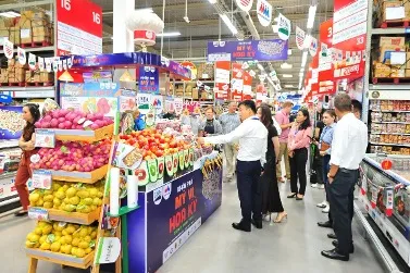 Phái đoàn thương mại nông sản Hoa Kỳ tìm hiểu các mặt hàng nông sản bày bán tại MM Mega Market.jpg