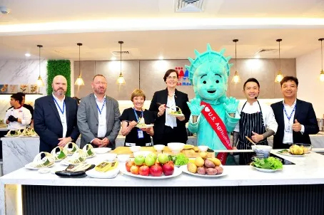 Thứ trưởng phụ trách Đối ngoại Nông nghiệp, Bộ Nông nghiệp Hoa Kỳ, Alexis Taylor (giữa) thưởng thức ẩm thực Việt ngay tại MM Mega Market.jpg