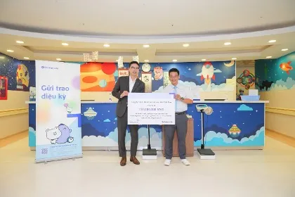Ông Bae Seung Jun - Tổng Giám đốc Shinhan Life Việt Nam (trái) trao chi phí điều trị 15 bệnh nhi có hoàn cảnh khó khăn cho đại diện Khoa Huyết học Lâm sàng.jpg