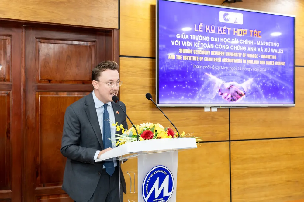 Ông Will Lawrenson, Phó Tổng Lãnh sự Anh tại Thành phố Hồ Chí Minh phát biểu tại sự kiện ký kết.jpg