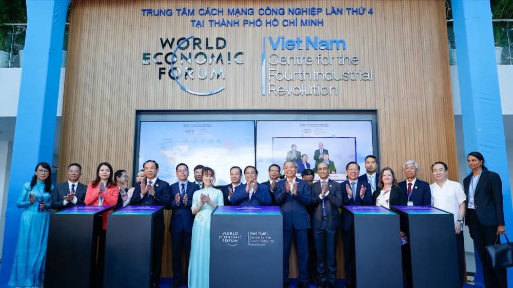 1_ Thủ tướng Phạm Minh Chính và lãnh đạo TP.HCM, đại diện Diễn đàn Kinh tế Thế giới và các thành viên sáng lập chúc mừng khánh thành Trung tâm Cách mạng Công nghiệp 4.0 tại TP.HCM sáng 25_9..jpg