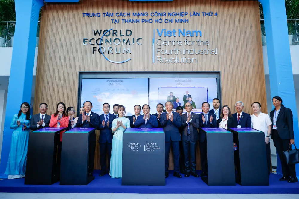 1_ Thủ tướng Phạm Minh Chính và lãnh đạo TP.HCM, đại diện Diễn đàn Kinh tế Thế giới và các thành viên sáng lập chúc mừng khánh thành Trung tâm Cách mạng Công nghiệp 4.0 tại TP.HCM sáng 25_9..jpg