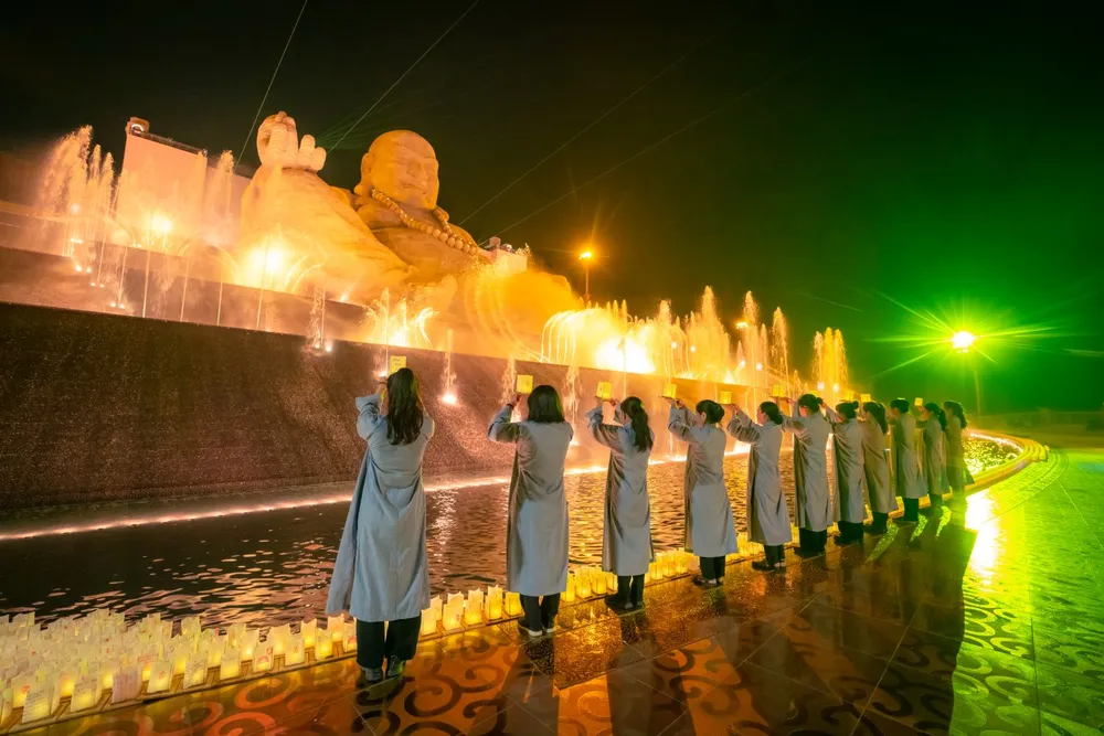 Dâng đăng trước Tôn tượng.jpg