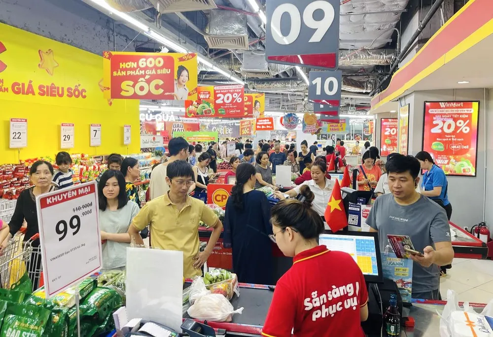 Khách hàng mua sắm tại WinMart Royal City sáng ngày 7-9.jpg