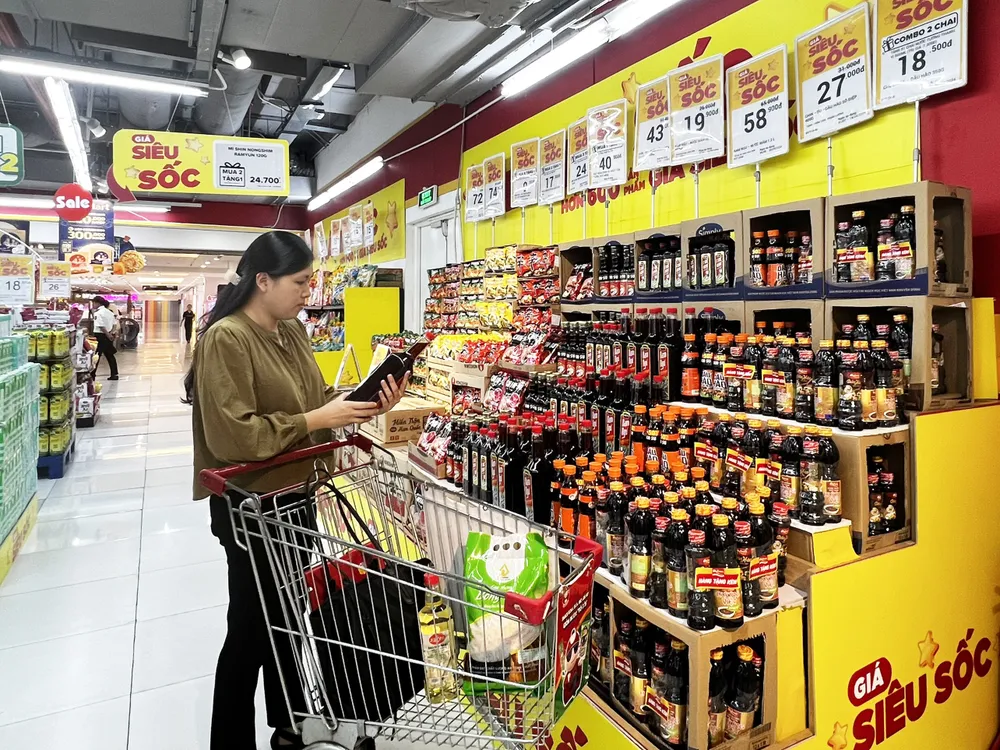Khách hàng mua sắm các sản phẩm giá tốt tại siêu thị WinMart.jpg