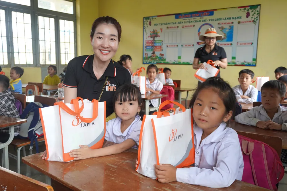 Đại diện công ty Japfa trao nhiều phần quà đến học sinh trường Tiểu học Bế Văn Đàn (xã Quảng Phú, huyện Krông Nô, tỉnh Đắk Nông).JPG