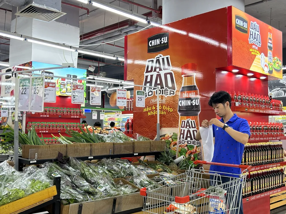 Khách hàng mua sắm tại siêu thị WinMart.jpg