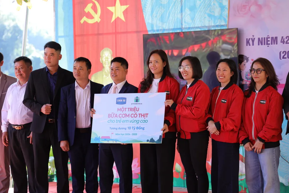 Đại diện CS trao bảng tài trợ quỹ.JPG