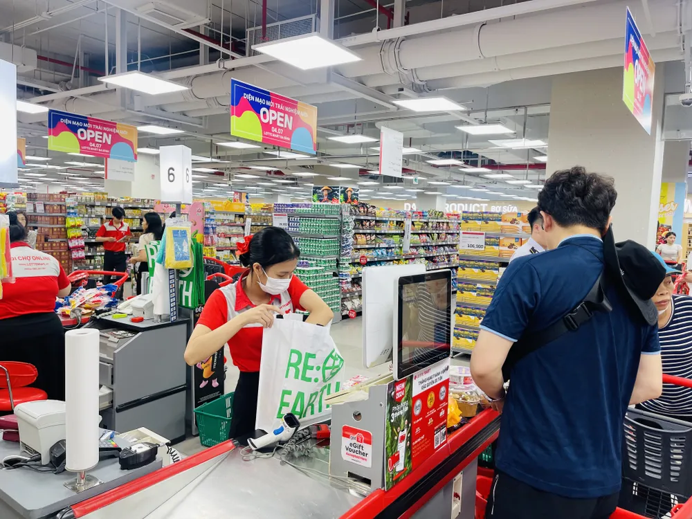 LOTTE Mart thường xuyên khuyến khích khách hàng sử dụng túi môi trường, giảm thiểu túi nilon khi mua sắm.jpg