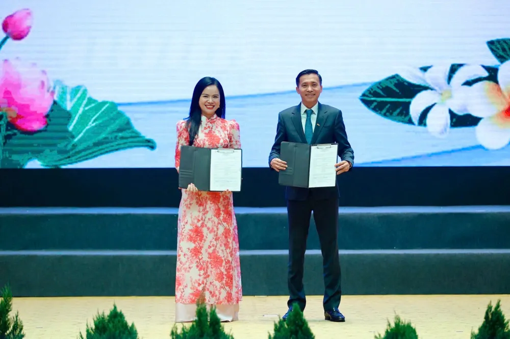 Ảnh 6_Trao thoả thuận thu xếp vốn dự án Savan 1.jpg