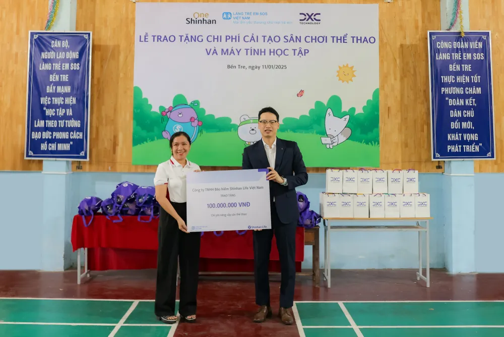 Tổng Giám đốc Shinhan Life Việt Nam, ông Bae Seung Jun trao tặng chi phí cải tạo sân thể thao và máy tính học tập cho Làng trẻ em SOS Bến Tre.jpg