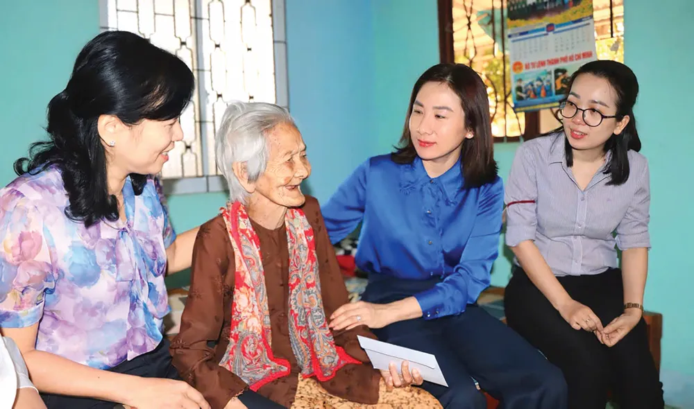 Chủ tịch UBND huyện Củ Chi Phạm Thị Thanh Hiền thăm, trao quà mừng thọ Mẹ Việt Nam anh hùng ùi Thị Tám ở xã An Nhơn Tây.jpg