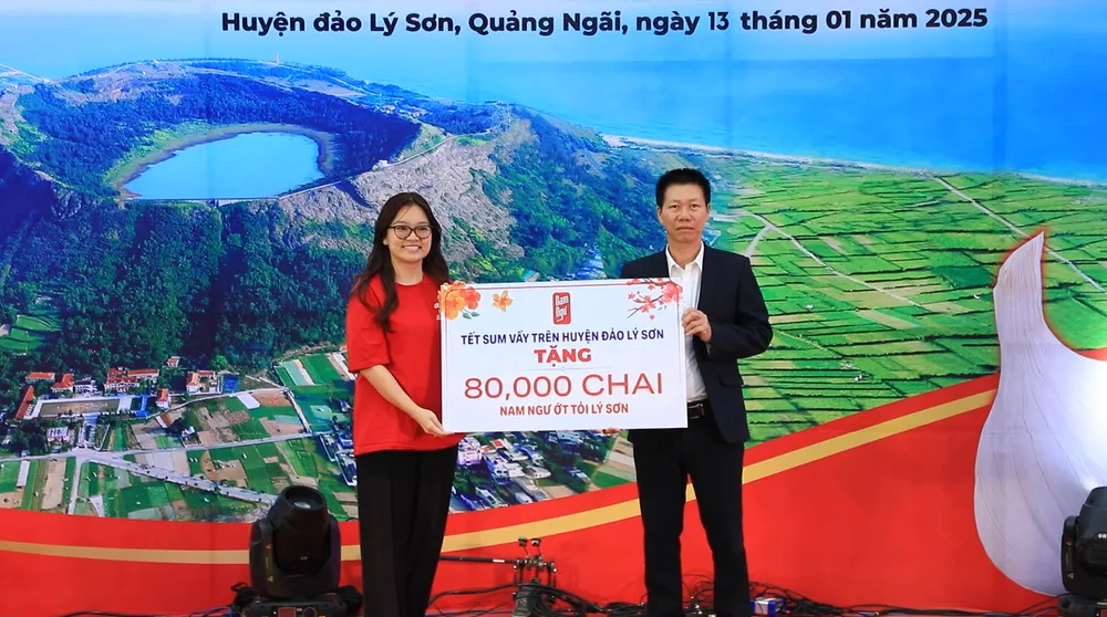 Nhãn hàng Nam Ngư gửi tặng hơn 80.000 chai Nam Ngư Ớt Tỏi Lý Sơn chung vui đón tết với bà con huyện đảo