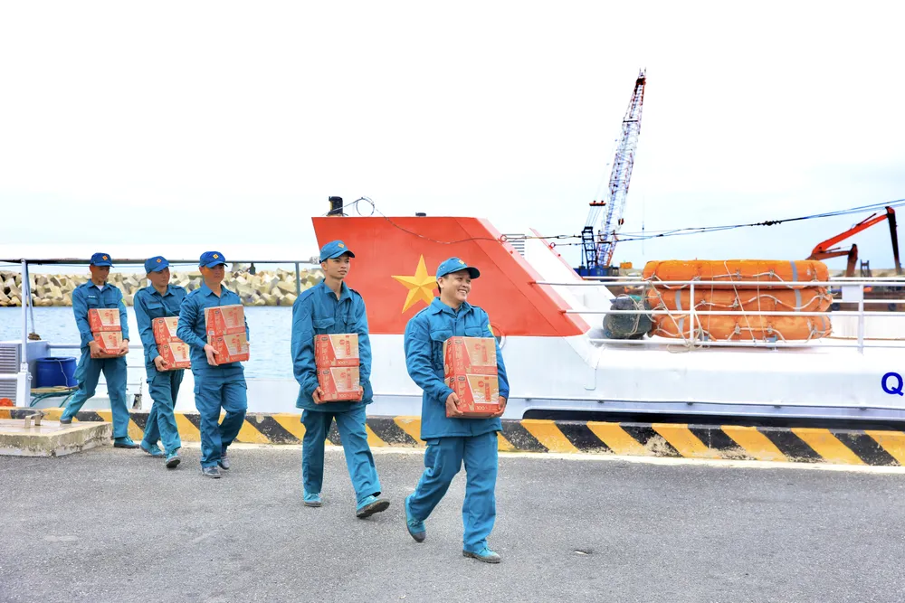 80.000 chai nước mắm Nam Ngư ớt tỏi Lý Sơn đến người nông dân Lý Sơn như một lời tri ân dịp năm mới.JPG