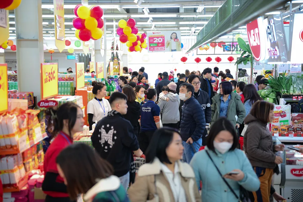 Khách hàng mua sắm tại siêu thị WinMart.jpg