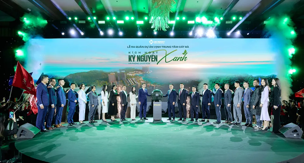 A4 Đại diện chủ đầu tư Sun Property cùng các đại lý phân phối BĐS chiến lược cùng thực hiện nghi thức Kích hoạt kỷ nguyên xanh (1).png