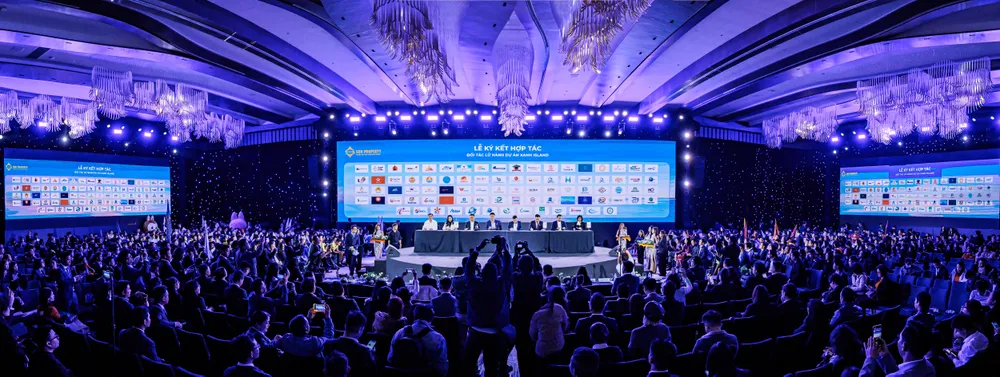 Các đại diện đại lý BĐS ký kết cùng gần 100 đơn vị lữ hành tại sự kiện.jpg