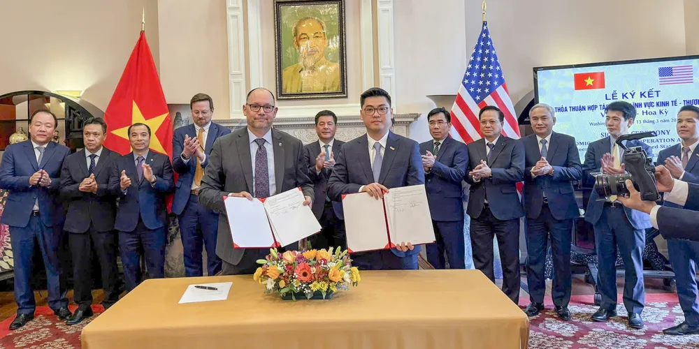 a3. trao doi van kien.JPG