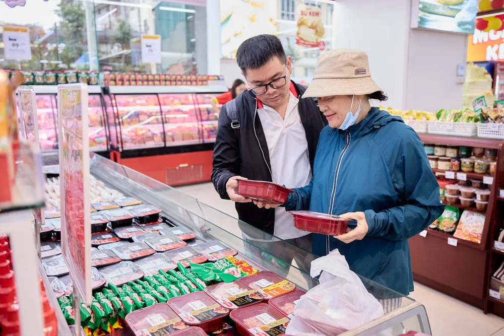 Người tiêu dùng mua sắm thịt MEAT Deli.jpg