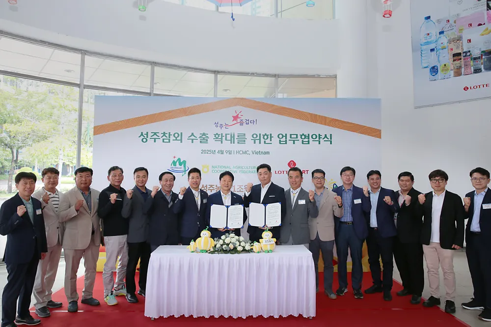 Ngay khi trái dưa lê Hàn Quốc chính thức được xuất khẩu chính ngạch sang Việt Nam, hệ thống siêu thị LOTTE Mart đã có những hoạt động nhằm quảng bá và thúc đẩy tiêu thụ của mặt hàng này..JPG