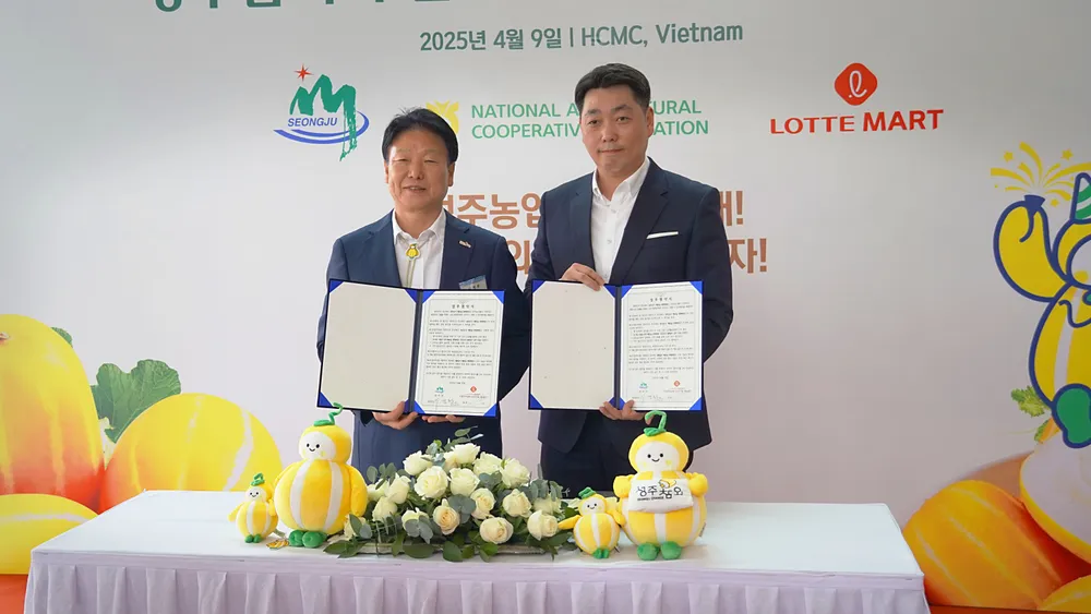 Ông Lee Byung-hwan, Huyện trưởng Huyện Seongju và ông Lee Yong Ho, Giám đốc các Ngành hàng của LOTTE Mart Việt Nam cùng ký kết biên bản ghi nhớ hợp tác.JPG