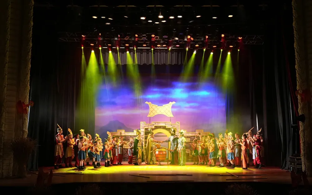 Phân cảnh hai vị vua cùng bắt tay thể hiện cho khát vọng hòa bình