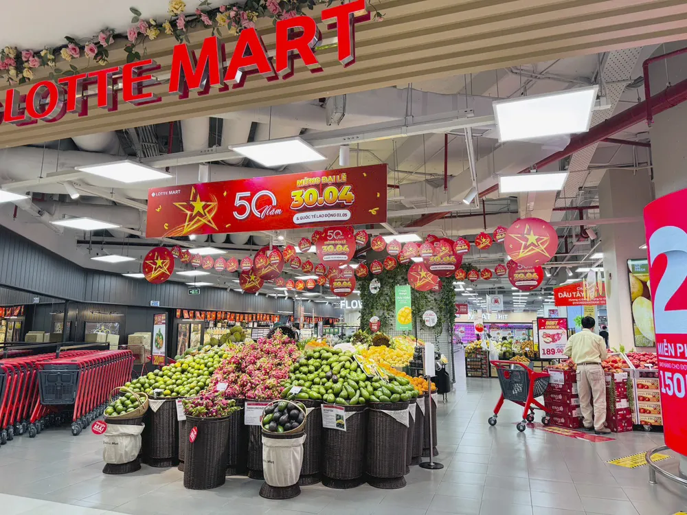 Không khí rực rỡ cờ hoa tại siêu thị LOTTE Mart sẵn sàng phục vụ khách hàng trong dịp Đại lễ kéo dài 5 ngày.jpg