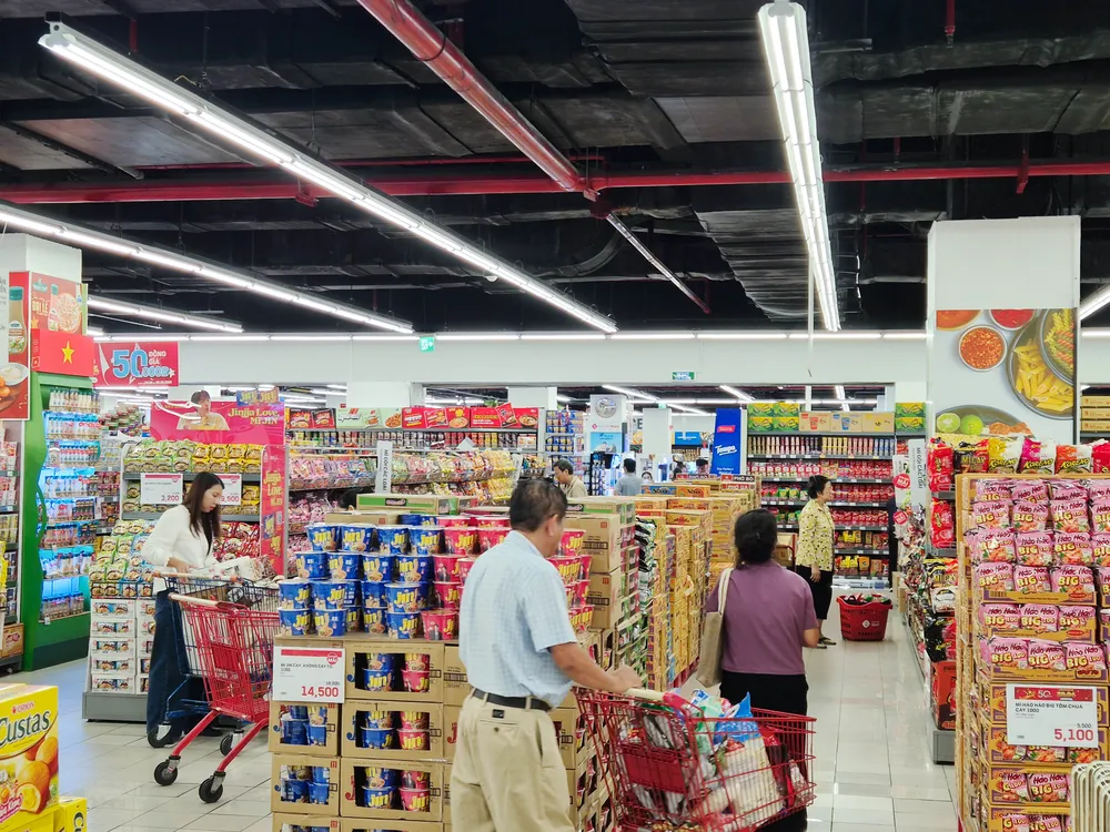 Người tiêu dùng hào hứng mua sắm dịp chuẩn bị cho kỳ nghỉ dài ngày sắp tới.jpg