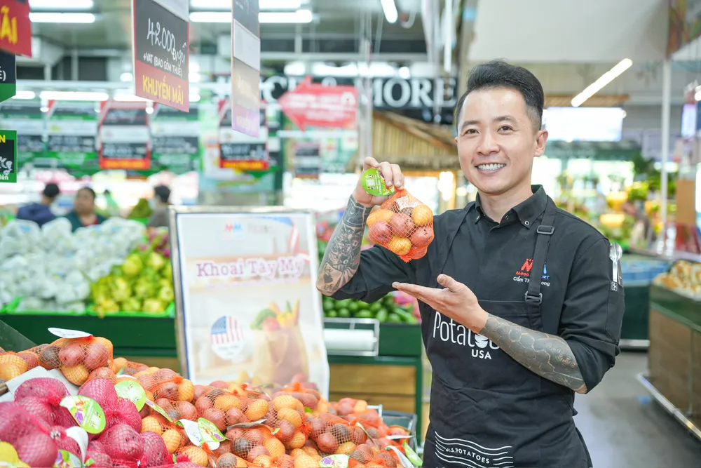 Đầu bếp Cẩm Thiên Long trình diễn các món ăn hấp dẫn sử dụng khoai tây Mỹ nhập khẩu.jpg