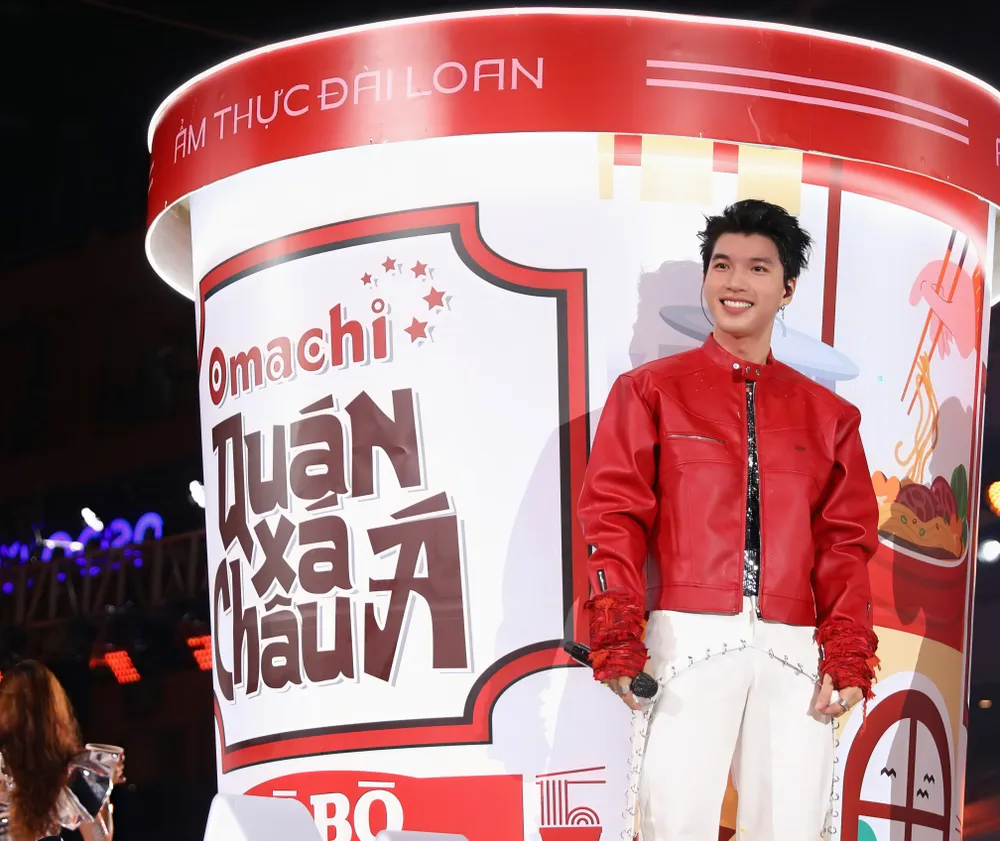 Đại sứ thương hiệu acủa Omachi - Hieuthuhai cùng Omachi khuẩy đảo đại lộ Lê Lợi đêm 31_5 trong sự kiện ra mắt sản phẩm mới.JPEG