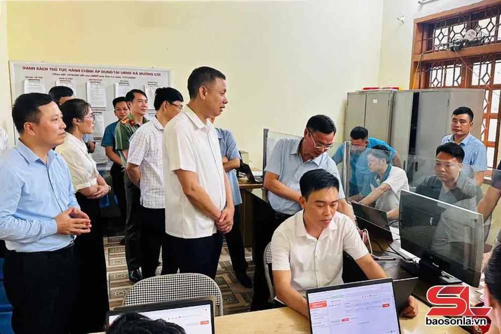 Đồng chí Phó Chủ tịch UBND tỉnh kiểm tra tại Trung tâm hành chính công xã Mường Cơi, huyện Phù Yên.