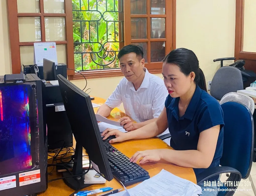 Lãnh đạo và viên chức Trung tâm VHTT&amp;TT huyện Bình Gia sản xuất chương trình truyền thanh