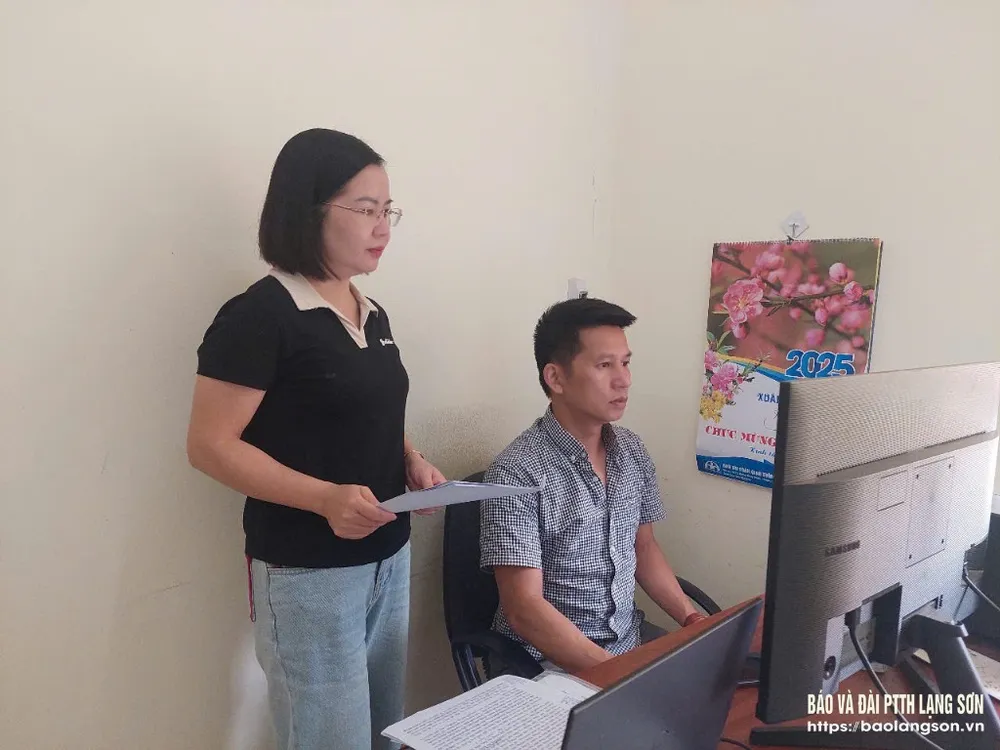 Cán bộ Tổ Truyền thông, Trung tâm VHTT&amp;TT huyện Văn Lãng thực hiện nhiệm vụ tại đơn vị