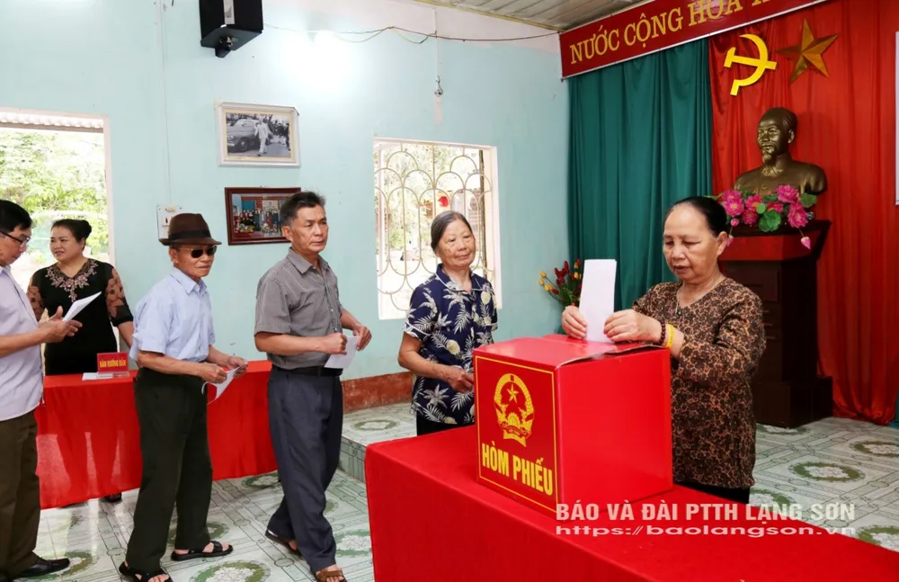 Nhân dân khu vực Đồng Đăng bỏ phiếu lấy ý kiến về sắp xếp đơn vị hành chính cấp xã